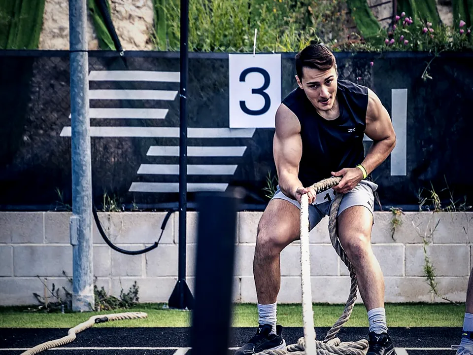 Jordi Briones, nutricionista deportivo de AGÓN Entrenamiento Castalla, tirando de una cuerda en una competición de entrenamiento híbrido
