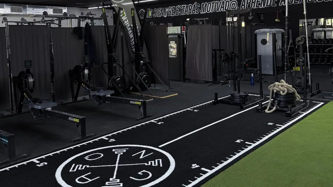 Pista de entrenamiento híbrido con césped y luces hexagonales en AGÓN Entrenamiento