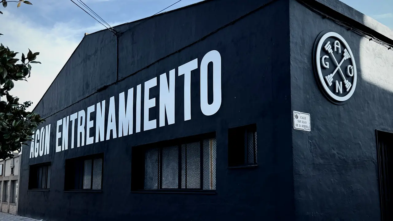 Fachada del gimnasio AGÓN Entrenamiento en la calle San Juan de la Ribera de Castalla