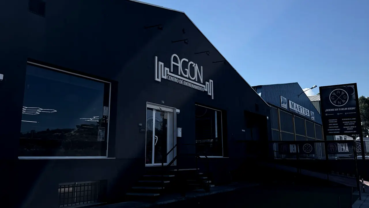Fachada del gimnasio AGÓN Centro de Entrenamiento en la Av. Valencia, 57 de Ibi