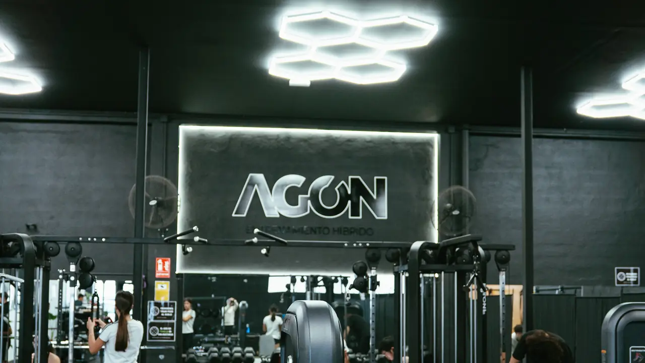 Sala de musculación de AGÓN Entrenamiento Castalla con el logotipo iluminado