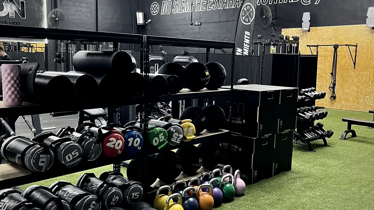 Material de entrenamiento funcional en AGÓN Entrenamiento Castalla: sacos, balones medicinales y kettlebells