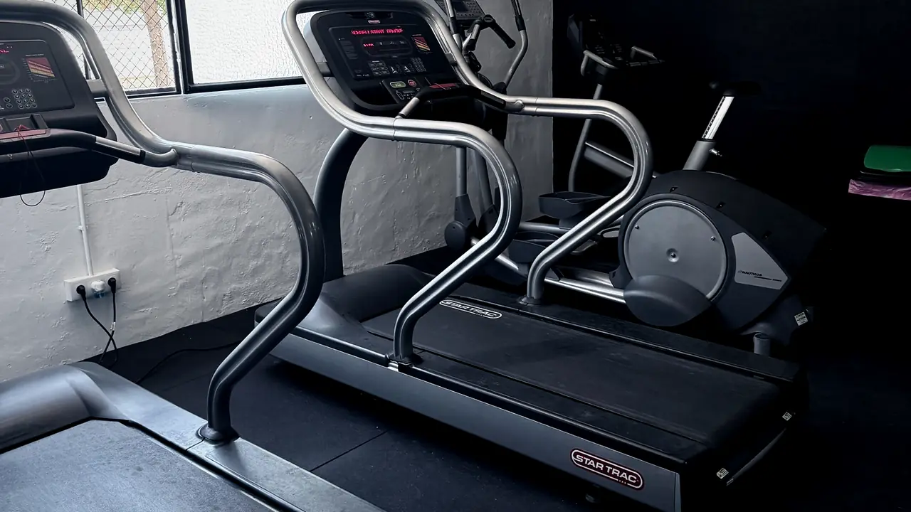 Zona de cardio de AGÓN Entrenamiento Castalla con cintas de correr, elíptica y bicicleta