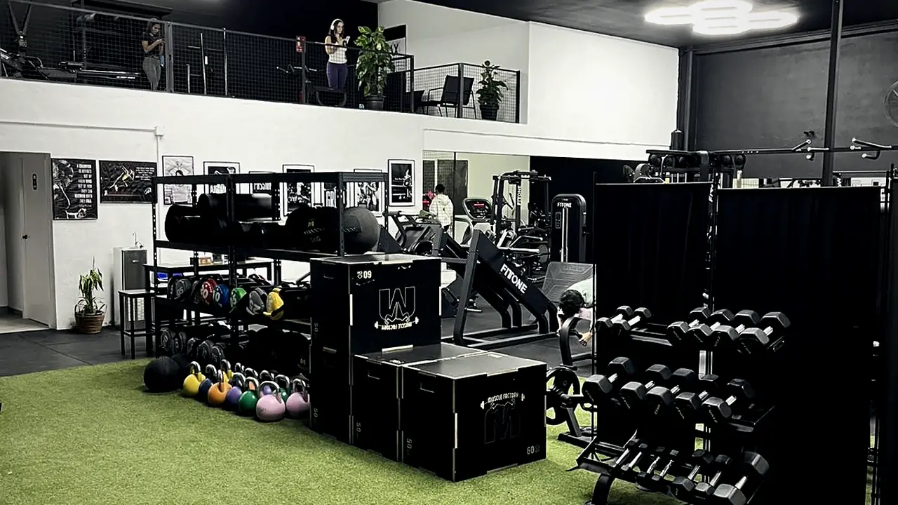 Zona funcional con césped, cajas, kettlebells y altillo en AGÓN Entrenamiento Castalla