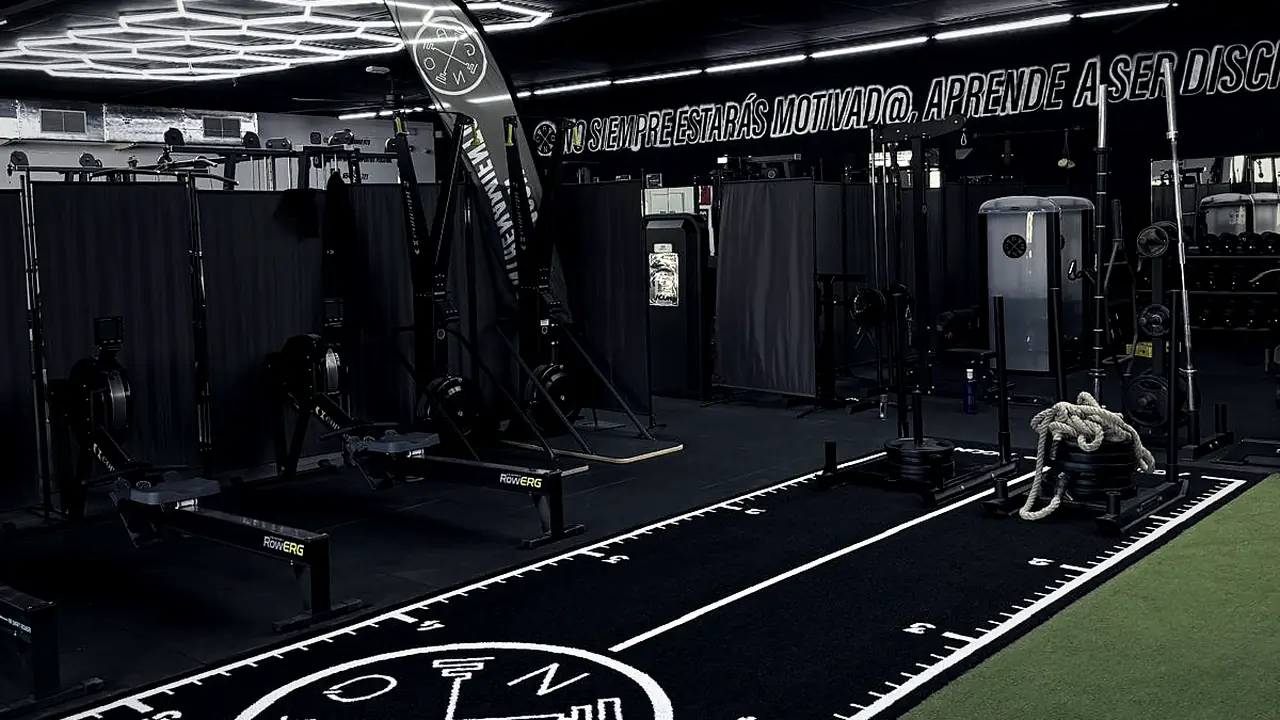 Pista de trineo con el logotipo de AGÓN Entrenamiento, remos y SkiErg en el gimnasio AGÓN Entrenamiento de Ibi