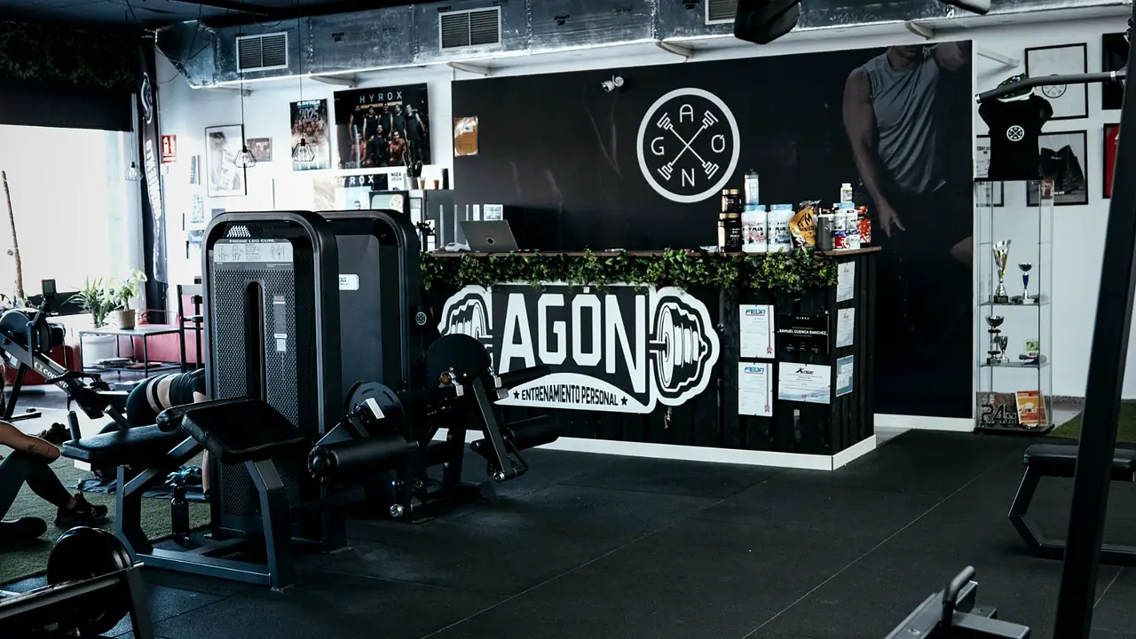 Recepción y sala de máquinas de AGÓN Entrenamiento Ibi con el logotipo del centro