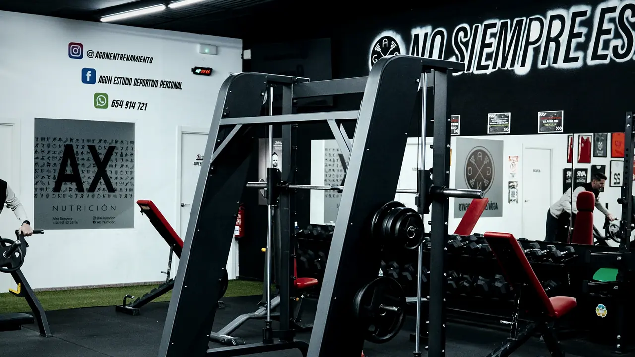 Sala de musculación de AGÓN Entrenamiento Ibi con multipower, bancos y mancuernas